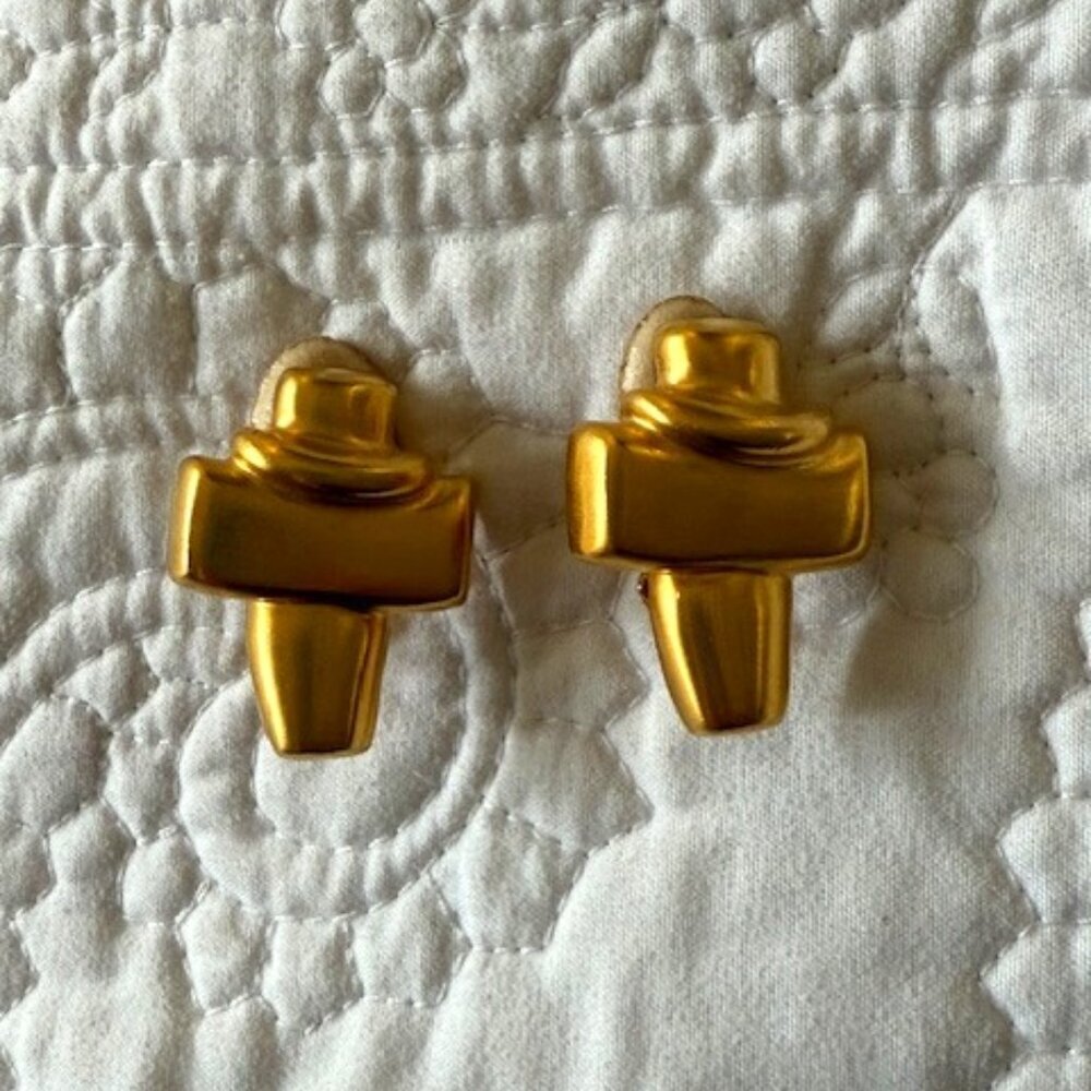 ESSEX Signed clip on earrings